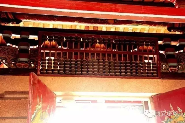 城隍廟大門頂上的大算盤，據說寓意為人算不如天算。_翔安馬巷鎮城隍路城隍廟